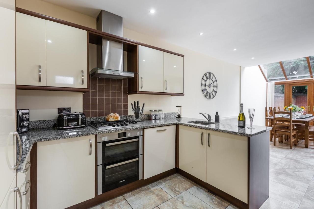 Albert - 5 Bedrooms Sleeps 11 Parking Wi-Fi Contractors بريستون المظهر الخارجي الصورة
